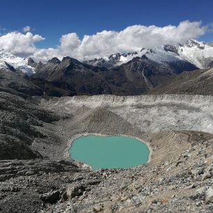 Modrá voda laguny kontrastuje bílými vrcholky peruánkého pohoří Cordilera Blanca, Peru