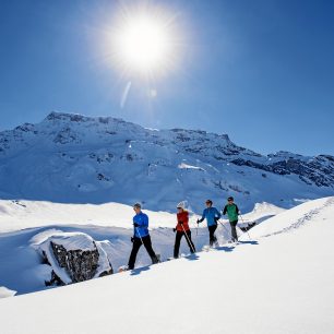 Chcete si odpočinout od lyžování? Vyrazte na výlet na sněžnicích. Foto: Stephan Boegli