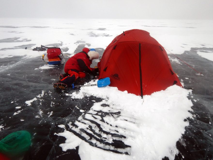 Ani sněhová bouře polárníkům příliš nevadila, stan se postavit dal...