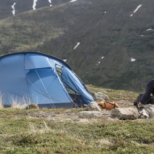 Najít na planinách vhodné místo k táboření bylo díky dešťům složité. Trek Fjällraven Classic, Švédsko