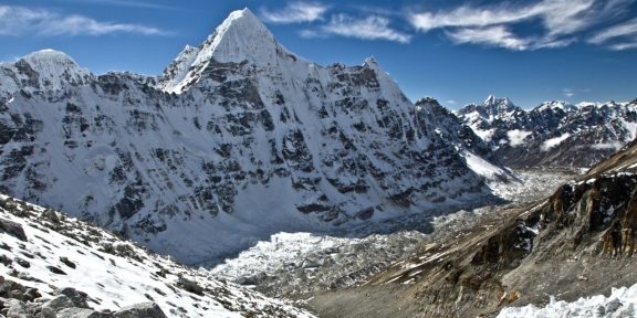 Přechod masívu Kanchenjungy: náročný trek s možným výstupem na Tengkoma peak