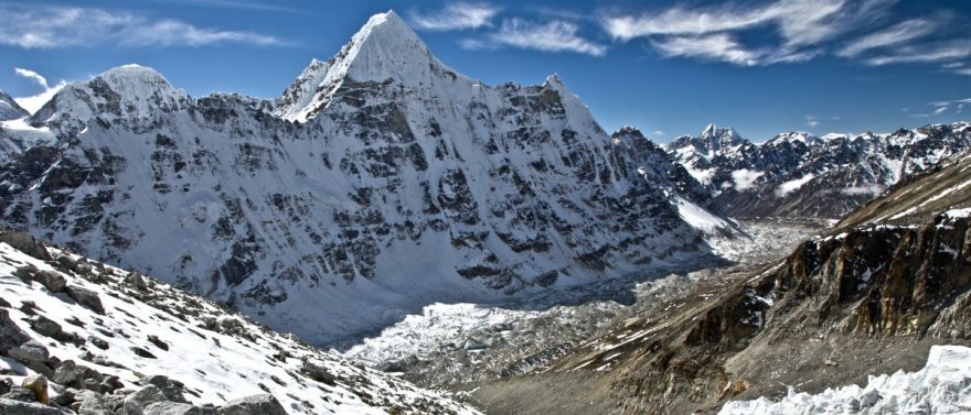 Přechod masívu Kanchenjungy: náročný trek s možným výstupem na Tengkoma peak