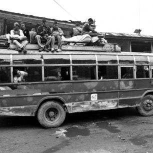 Typický autobus v Nepálu. Foto: T. Obtulovic, B. Gugleta