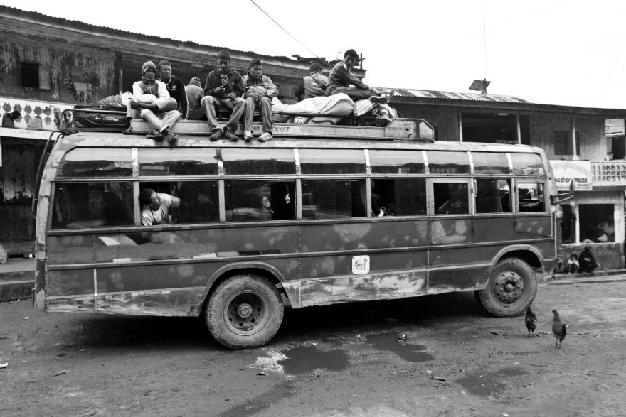 Typický autobus v Nepálu. Foto: T. Obtulovic, B. Gugleta