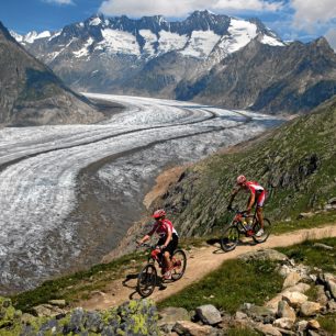 Kolem ledovce vedou i cyklotrasy, Aletschský ledovec, Švýcarsko