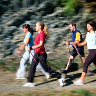 Nordic walking na jedné z mnoha stezek