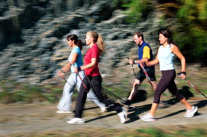 Nordic walking na jedné z mnoha stezek