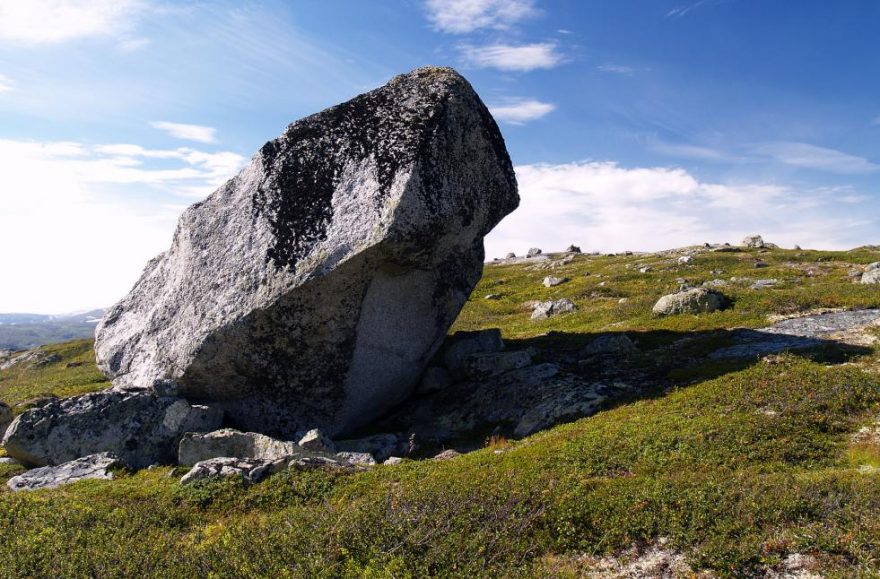 Hardangervidda - obelisk na svazích Skrubbhamrane