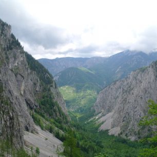 Skalní stěny v údolí Hollental