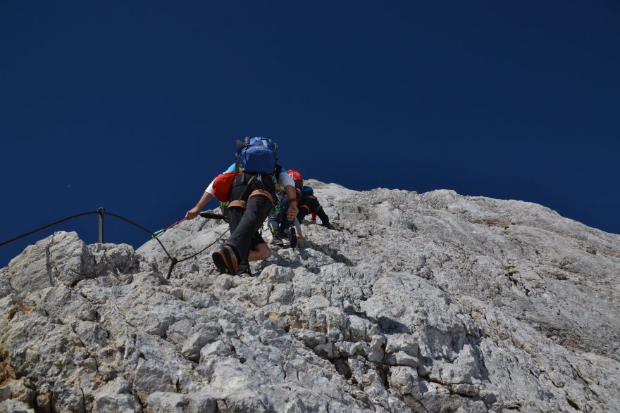 Výstup po feratě východním hřebenem, Dachstein, Rakousko.