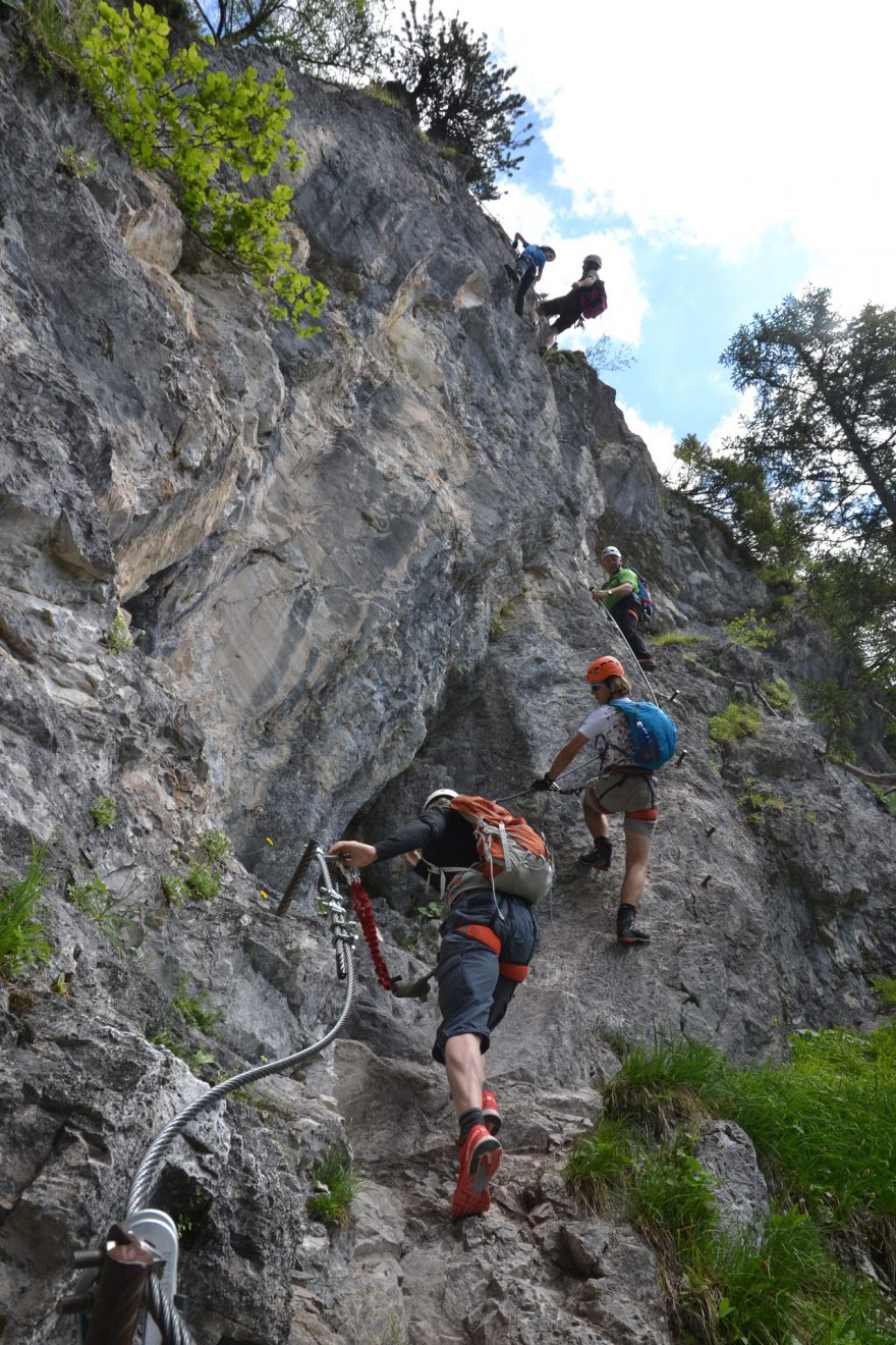 Jedna z pasáží obtížnosti C, ferata Hias, Ramsau am Dachstein, Rakousko.