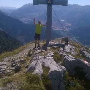 Vrcholový kříž na vrcholu Hochblaser  (1771 m). Kaiser Joseph Klettersteig Seemauer, Hochschwabgruppe, rakouské Alpy. foto: Martin Schmied