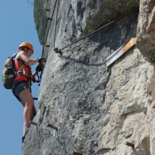 Vzdušná pasáž via feraty Leadership Klettersteig, Solná Komora, rakouské Alpy. Foto Klára Kovářová